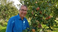 Peter Heyne neben dem Apfelbaum